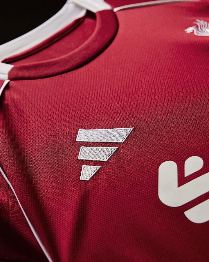Striker Store Liverpool home jersey 2025-26 full sleeves red close up showing white piping collar and embroidered logos