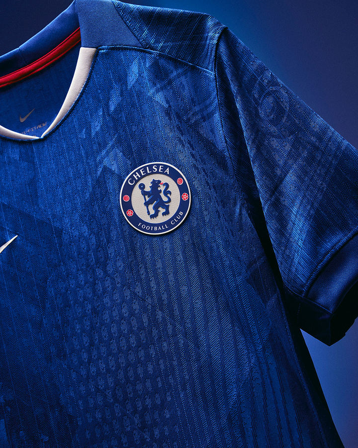Chelsea home jersey 2025-26 in blue featuring the club crest and Nike logo