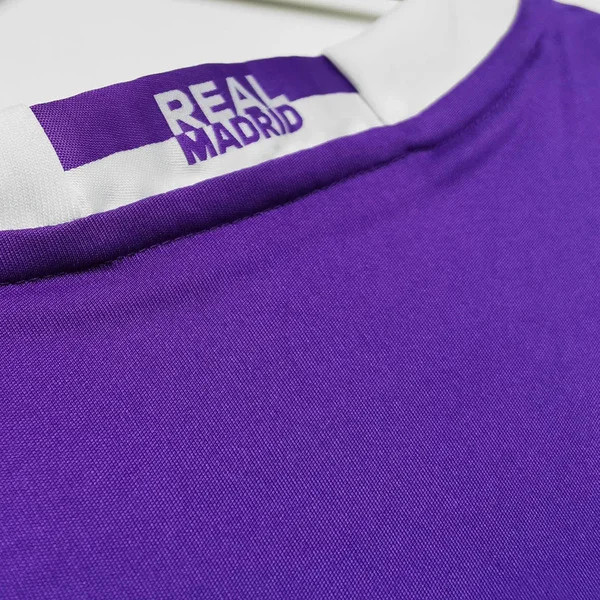 Close-up of the collar detail on the Retro Real Madrid jersey 2016-17 in purple color